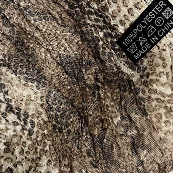Brown leopard print scarf - Picture 4 of 6